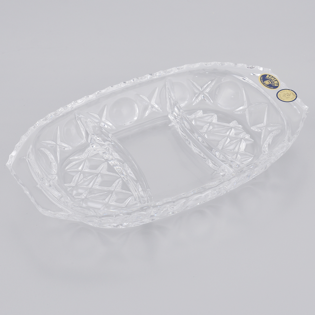 Кабаретт Crystal Bohemia, 21,5 х 12,5 х 3 см990/90900/0/41100/215-109 Кабаретт Crystal Bohemia, 21,5 х 12,5 х 3 см990/90900/0/41100/215-109Кабаретт Crystal Bohemia изготовлен из высококачественного хрусталя в виде блюда с тремя отделениями и декорирован рельефом. Кабаретт сочетает в себе изысканный дизайн с максимальной функциональностью. Он прекрасно впишется в интерьер вашей кухни и станет достойным дополнением к кухонному инвентарю. Кабаретт не только украсит ваш кухонный стол и подчеркнет прекрасный вкус хозяйки, но и станет отличным подарком. Общий размер: 21,5 см х 12,5 см х 3 см. Средний размер отделения: 5 см х 11,5 см.