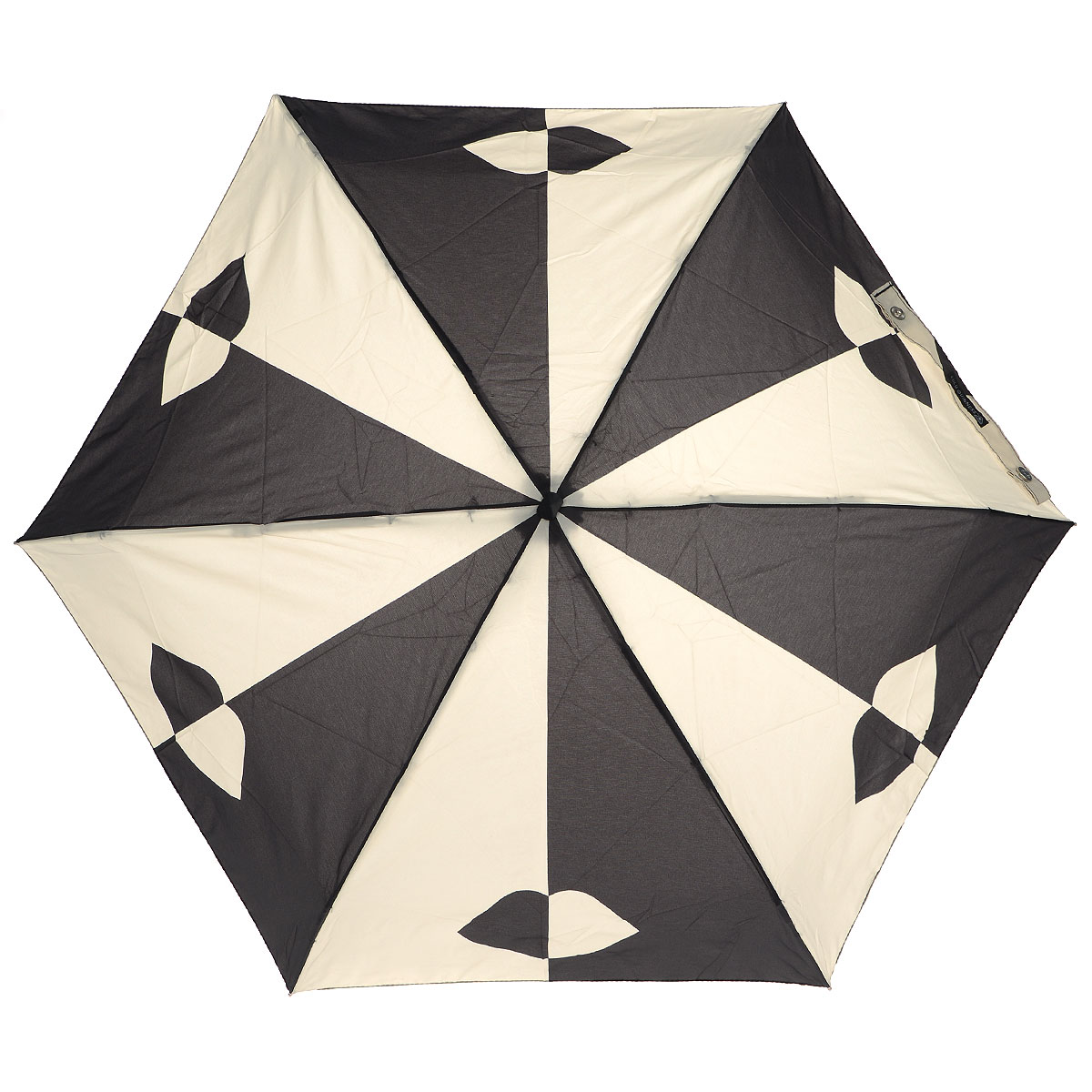 Зонт женский Lulu Guinness Stone Black Lips, механический, 5 сложений, цвет: черный, бежевыйL717 3F2679 Зонт женский Lulu Guinness Stone Black Lips, механический, 5 сложений, цвет: черный, бежевыйL717 3F2679Стильный зонт “Stone Black Lips” защитит от непогоды, а его сверхкомпактный размер позволит вам всегда носить его с собой. “Ветростойкий” каркас зонта выполнен из алюминия и состоит из шести спиц с элементами из фибергласса, зонт оснащен удобной рукояткой из прорезиненного пластика. Купол зонта выполнен из прочного полиэстера и оформлен принтом в виде губ. На рукоятке для удобства есть небольшой шнурок, позволяющий надеть зонт на руку тогда, когда это будет необходимо. К зонту прилагается чехол. Зонт механического сложения: купол открывается и закрывается вручную, стержень также складывается вручную до характерного щелчка.