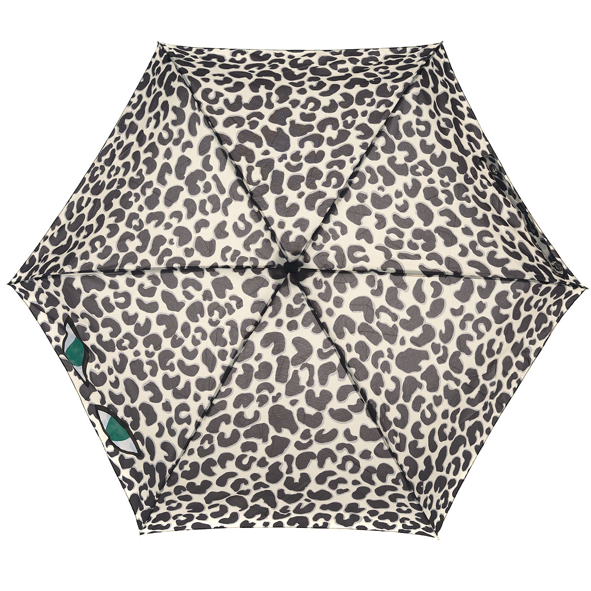 Зонт женский Lulu Guinness Leopard Eye, механический, 5 сложений, цвет: бежевый, черныйL717 3F2682 Зонт женский Lulu Guinness Leopard Eye, механический, 5 сложений, цвет: бежевый, черныйL717 3F2682Стильный зонт “Leopard Eye” защитит от непогоды, а его сверхкомпактный размер позволит вам всегда носить его с собой. “Ветростойкий” каркас зонта выполнен из алюминия и состоит из шести спиц с элементами из фибергласса, зонт оснащен удобной рукояткой из пластика. Купол зонта выполнен из прочного полиэстера и оформлен леопардовым принтом. На рукоятке для удобства есть небольшой шнурок, позволяющий надеть зонт на руку тогда, когда это будет необходимо. К зонту прилагается чехол. Зонт механического сложения: купол открывается и закрывается вручную, стержень также складывается вручную до характерного щелчка. Характеристики: Материал: алюминий, фибергласс, пластик, полиэстер. Цвет: бежевый, черный. Диаметр купола: 87 см. Длина зонта в сложенном виде: 15 см. Длина ручки (стержня) в раскрытом виде: 50 см. Вес: 158 г. Артикул: L717 3F2682.