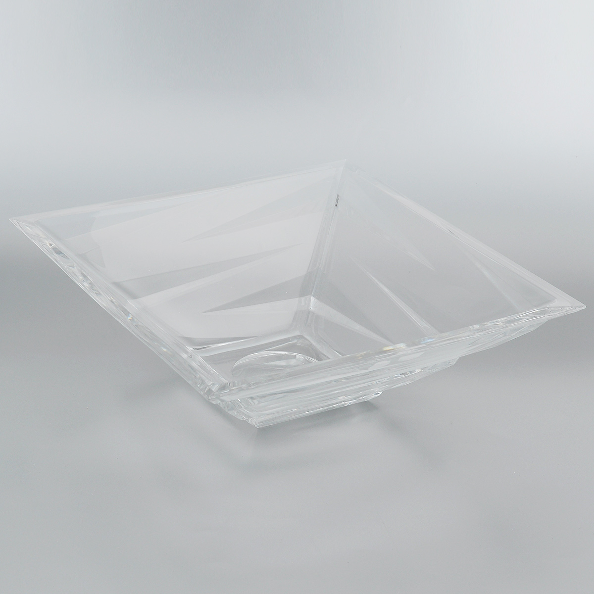 Салатник Crystal Bohemia, 28,5 х 28,5 х 9,5 см920/61234/0/59418/290-109 Салатник Crystal Bohemia, 28,5 х 28,5 х 9,5 см920/61234/0/59418/290-109Салатник Crystal Bohemia выполнен из прочного высококачественного хрусталя квадратной формы и декорирован рельефом. Он излучает приятный блеск и издает мелодичный звон. Салатник сочетает в себе изысканный дизайн с максимальной функциональностью. Он прекрасно впишется в интерьер вашей кухни и станет достойным дополнением к кухонному инвентарю. Салатник не только украсит ваш кухонный стол и подчеркнет прекрасный вкус хозяйки, но и станет отличным подарком.
