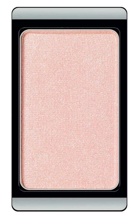 ARTDECO Тени для век перламутровые Fashion Colors 95А, 0,8 г30.95A ARTDECO Тени для век перламутровые Fashion Colors 95А, 0,8 г30.95AТени на магнитах и по желанию могут комбинироваться в эксклюзивные коробки Жемчужные тени дают перламутровое сияние Хромовые тени меняют оттенки цвета при различном освещении Гламурные тени придают магическое мерцание благодаря сверкающим частицам Устойчивая высоко пигментированная формула