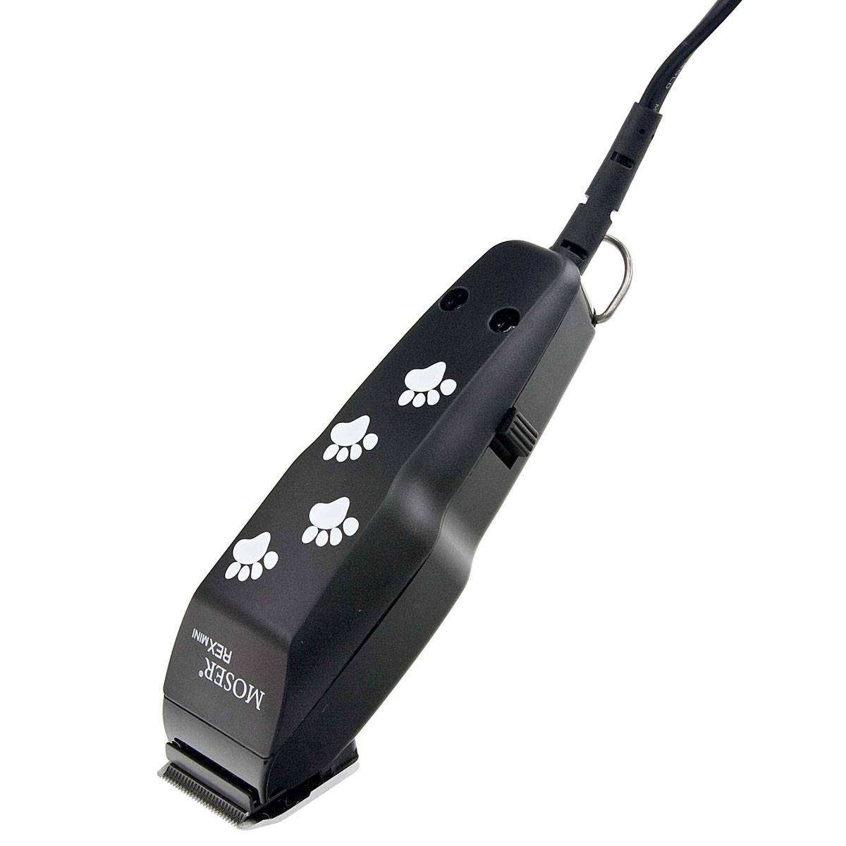 Триммер для животных Moser Rex Mini. 1411-00601411-0062 Триммер для животных Moser Rex Mini. 1411-00601411-0062Триммер Moser Rex Mini - это сетевой прибор, предназначенный для быстрой и легкой стрижки домашних животных. Подходит для собак и кошек. Корпус изделия, выполненный из пластика, оформлен изображением белых следов от лапок. Триммер снабжен мощным и надежным поляризованным анкерным мотором, благодаря которому прибор работает чрезвычайно тихо и обеспечивает плавный ход. Профессиональный нож из высококачественной стали обработан методом алмазного шлифования. Нож закреплен на винтах. Круглый кабель имеет ушко для подвешивания. В комплект входит: - триммер; - защитная крышка для ножа; - регулируемая насадка 3-6 мм; - масло; - щеточка для очистки. Размер корпуса триммера (ДхШхВ): 4 см х 13,5 см х 3 см. Длина рабочей поверхности ножа: 3 см. Количество насадок: 1 шт. Ширина среза: 32 мм. Высота среза: 0,1 мм. Мощность: 5 Вт.