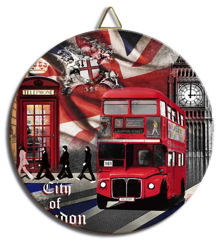 Подставка под горячее GiftnHome Лондонские фантазии, диаметр 20 смR20-London Подставка под горячее GiftnHome Лондонские фантазии, диаметр 20 смR20-LondonКруглая подставка под горячее GiftnHome Лондонские фантазии выполнена из высококачественной керамики. Изделие, украшенное красочным изображением достопримечательностей Лондона, идеально впишется в интерьер современной кухни. Специальное пробковое основание подставки защитит вашу мебель от царапин. Подставка имеет металлическую петельку, за которую ее можно повесить в любое удобное место. Изделие не боится высоких температур и легко чиститься от пятен и жира. Каждая хозяйка знает, что подставка под горячее - это незаменимый и очень полезный аксессуар на каждой кухне. Ваш стол будет не только украшен оригинальной подставкой с красивым рисунком, но и сбережен от воздействия высоких температур ваших кулинарных шедевров. Нельзя мыть в посудомоечной машине. Диаметр подставки: 20 см. Толщина подставки: 1 см.