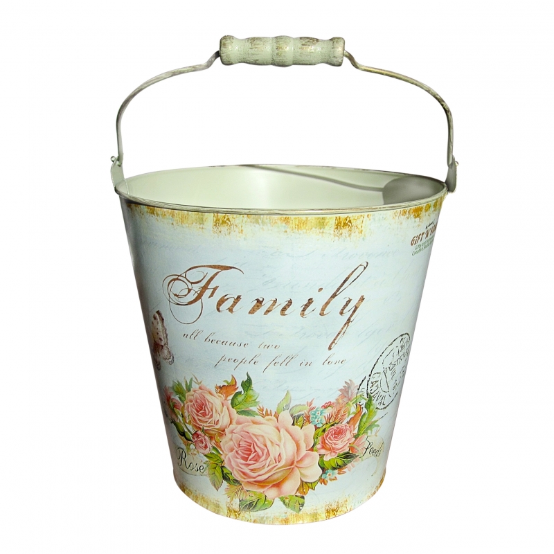 Ведерко GiftnHome Моя семья, 6,5 лМВ-15S-family Ведерко GiftnHome Моя семья, 6,5 лМВ-15S-familyВедерко GiftnHome Моя семья - прекрасное решение для декора дома или дачи. Изготовлено из жести и оформлено красочным цветочным рисунком в винтажном стиле. Декор выполнен в технике декупаж. Ведерко оснащено ручкой с деревянной вставкой, украшенной эффектом потертости. Изделие предназначено для интерьерного оформления жилого помещения. Оно прекрасно дополнит интерьер и добавит в обычную обстановку нотки романтики и изящества. Ведерко не герметично - не рекомендуется наполнять водой. Объем: 6,5 л. Диаметр (по верхнему краю): 22 см. Высота ведерка: 22 см.