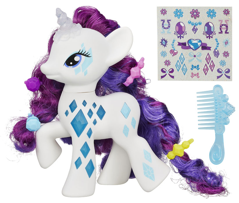 My Little Pony Фигурка Пони-модница РаритиB0367EU4 My Little Pony Фигурка Пони-модница РаритиB0367EU4Фигурка My Little Pony Пони-модница Рарити непременно понравится вашей малышке. Набор включает игрушку в виде симпатичной пони с аксессуарами. Пони Рарити одна из самых популярных героинь популярного мультсериала Дружба - это чудо, эта пони-модница очень любит ухаживать за собой и часто посещает салоны красоты и спа-салоны. Ее грива и хвост всегда тщательно уложены. Внешний вид лошадки полностью повторяет свою героиню из мультфильма: у нее белоснежное туловище, украшенное ее отличительным знаком - голубыми кристаллами, фиолетовые грива и хвост. Если нажать лошадке на ее знак отличия на туловище, у нее загораются рог и кристаллы на ножке. Различные аксессуары для волос, входящие в набор, заколки и расческа позволят создавать лошадке разнообразные прически и укладки. А сверкающие наклейки-украшения позволят помогут дополнить волшебный образ красотки пони. Игры с пони поспособствуют развитию у ребенка фантазии и любознательности, помогут овладеть...