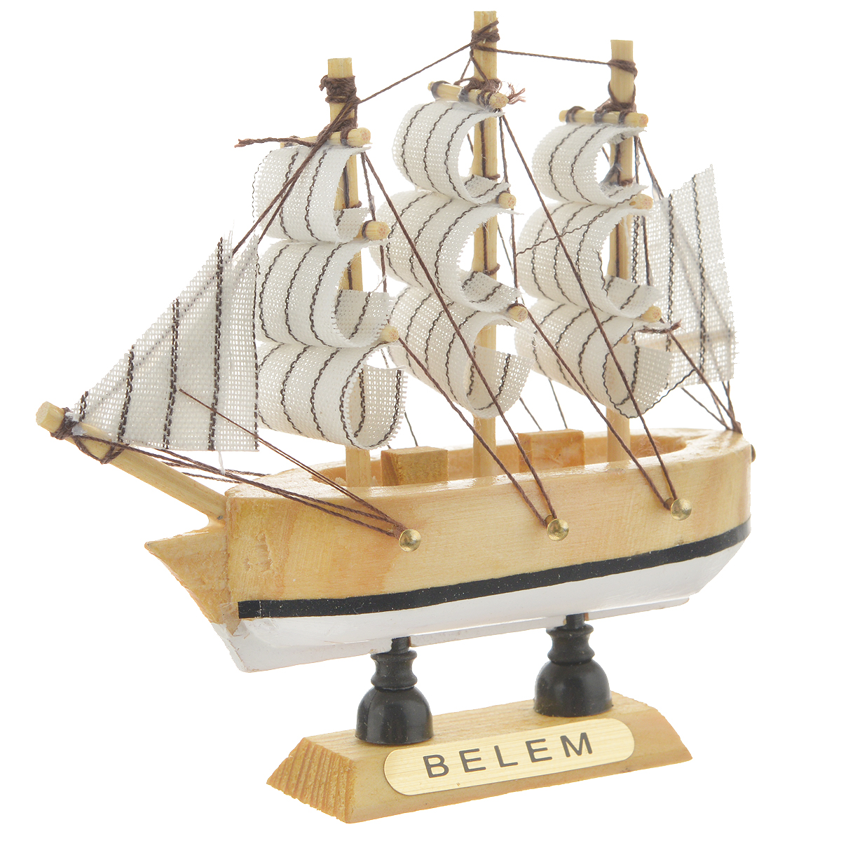 Корабль сувенирный Belem, длина 10 см452013 Корабль сувенирный Belem, длина 10 см452013Сувенирный корабль Belem, изготовленный из дерева и текстиля, это великолепный элемент декора рабочей зоны в офисе или кабинете. Корабль с парусами помещен на деревянную подставку. Время идет, и мы становимся свидетелями развития технического прогресса, новых учений и практик. Но одно не подвластно времени - это любовь человека к морю и кораблям. Сувенирный корабль наполнен историей и силой океанских вод. Данная модель кораблика станет отличным подарком для всех любителей морей, поклонников историй о покорении океанов и неизведанных земель. Модель корабля - подарок со смыслом. Издавна на Руси считалось, что корабли приносят удачу и везение. Поэтому их изображения, фигурки и точные копии всегда присутствовали в помещениях. Удивите себя и своих близких необычным презентом.