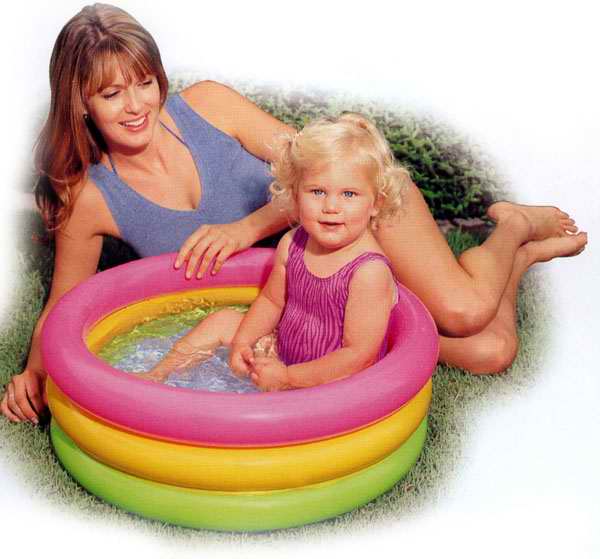 Бассейн надувной INTEX Sunset Glow Baby Pool 86х25см (до 3-х лет)int58924NP Бассейн надувной INTEX Sunset Glow Baby Pool 86х25см (до 3-х лет)int58924NPНадувной бассейн Intex Sunset Glow Baby Pool будет просто незаменим в летний жаркий день на даче. Бассейн круглой формы выполнен из прочного винила розового, желтого и зеленого цветов. Упругие стенки бассейна представляют собой три кольца. Яркий дизайн бассейна сделает его не только незаменимым атрибутом летнего отдыха, но и дополнением ландшафтного дизайна участка. В комплект с бассейном входит специальная заплатка для ремонта изделия в случае прокола. Гарантия производителя: 30 дней. Характеристики: Размер бассейна: 86 см х 25 см. Размер упаковки: 18 см х 5,5 см х 16,5 см. УВАЖАЕМЫЕ КЛИЕНТЫ! Просим вас обратить внимание на тот факт, что бассейн поставляется в сдутом виде и надувается при помощи насоса (не входит в комплект). Отличительными особенностями товаров фирмы Intex являются качество, эстетичность, функциональность и современный дизайн. Продукция для отдыха и комфорта Intex -...