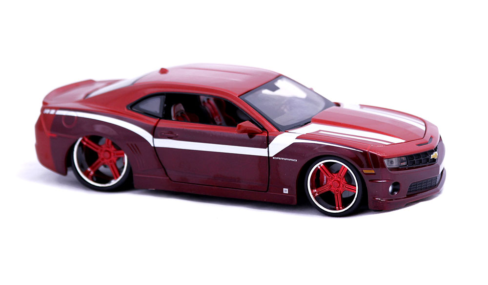 31359 Машина Chevrolet Camaro SS RS 2010 1:24 6/1231359 31359 Машина Chevrolet Camaro SS RS 2010 1:24 6/1231359Машина Chevrolet Camaro SS RS 2010. Высококачественные коллекционные модели автомобиля серии Special Edition в масштабе 1:24 - литые металлические корпуса с высокой детализацией двигателя, интерьера салона, дисков, протекторов, выхлопной системы. У большинства моделей открывается двери, капот и багажник. Модель сделана из металла и пластика. Игрушки в точности повторяют модели оригинальной техники, подробная детализация в полной мере позволит вам оценить высокую точность копии этой машины! Возраст: с 3-х лет. Производство Китай.