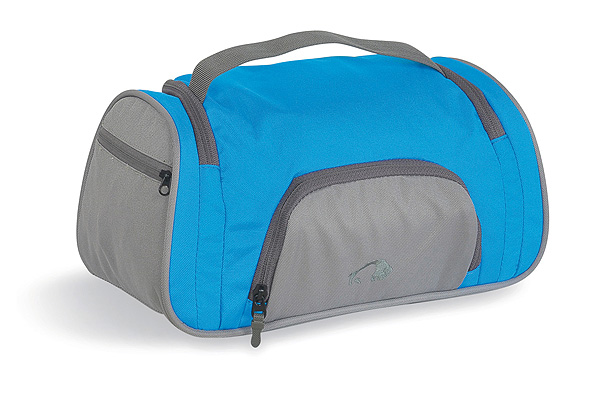 Косметичка для путешествий Tatonka Wash Bag Plus, цвет: голубой. 2839.1942839.194 Косметичка для путешествий Tatonka Wash Bag Plus, цвет: голубой. 2839.1942839.194Косметичка Tatonka Wash Bag Plus подкупает не только своим дизайном, но и функциональными деталями - такими как, например, держатель резинок для волос, предотвращающий их долгий поиск, небьющееся зеркальце или петля для опционального подвесного крючка. Преимущества и особенности: Небьющееся зеркальце. Поворачивающийся крючок для подвешивания. Обычные карманы и сетчатый карман внутри. Держатель резинок для волос внутри. Ручка для переноса. Петля для опционального подвесного крючка. Боковой карман на молнии и сетчатый карман. Передний карман на молнии.