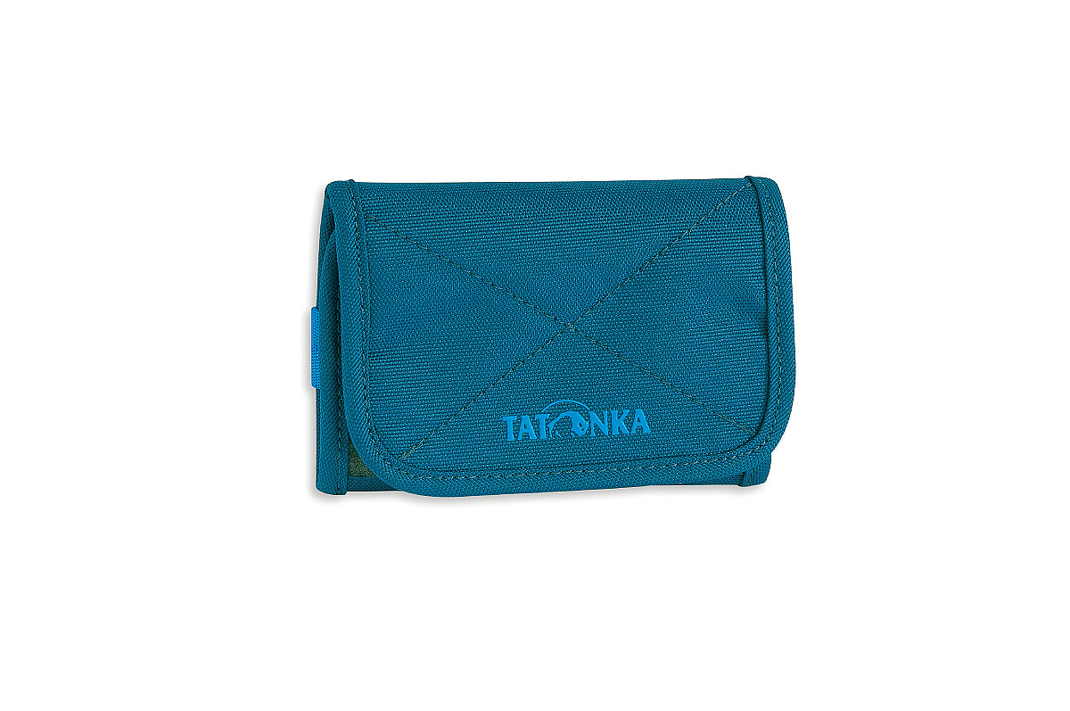 Кошелек Tatonka Folder, цвет: темно-синий. 2980.1502980.150 Кошелек Tatonka Folder, цвет: темно-синий. 2980.1502980.150Компактный кошелек Tatonka Folder выполнен из плотного полиэстера и оформлен декоративной прострочкой и названием бренда на лицевой стороне. Кошелек закрывается клапаном на застежку-липучку. Внутри - два отделения для купюр (одно из которых на застежке-молнии), отсек для мелочи на застежке-молнии, два открытых боковых кармана, три кармашка для кредитных карт, прозрачное пластиковое окошко, съемный пластиковый блок из 6 файлов, кольцо для крепления ключей или брелока. Многофункциональный кошелек займет достойное место среди ваших аксессуаров.