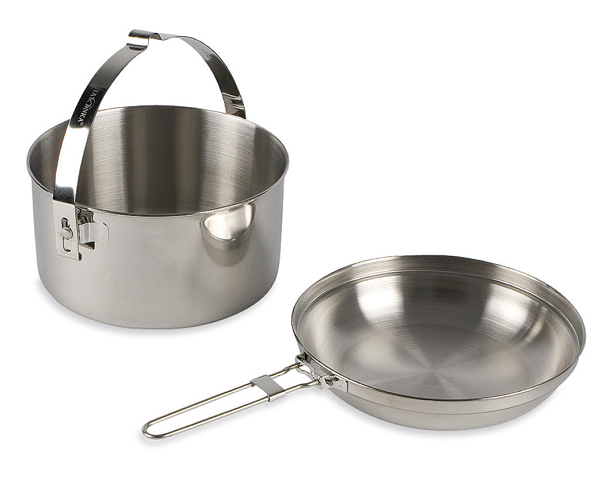 Набор посуды Tatonnka Kettle, 2,5 л, 2 предмета4003.000 Набор посуды Tatonnka Kettle, 2,5 л, 2 предмета4003.000В набор посуды Tatonka Kettle входит котелок и сковорода со съемной ручкой. Предметы изготовлены из высококачественной нержавеющей стали 18/8, которая легко чистится, не имеет привкуса, устойчива к коррозии, долговечна. Сковороду также можно использовать как крышку или тарелку. Внутри кастрюли есть мерная шкала. Диаметр сковороды по верхнему краю: 20 см. Диаметр дна сковороды: 15 см. Высота сковороды: 4,3 см. Объем кастрюли: 2,5 л. Диаметр кастрюли: 19 см. Высота кастрюли: 10 см.