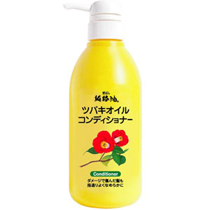 Kurobara Кондиционер Tsubaki Oil Чистое масло камелии для восстановления поврежденных волос с маслом камелии 500мл972713 Kurobara Кондиционер Tsubaki Oil Чистое масло камелии для восстановления поврежденных волос с маслом камелии 500мл972713Кондиционер создан для ухода за окрашенными и поврежденными химической завивкой волосами. Натуральное масло камелии глубоко проникают в структуру волос, восстанавливает поврежденные участки, возвращает жизненную силу окрашенным и поврежденным волосам. Масло питает кожу головы, его активные компоненты насыщают витаминами корневую луковицу, что защищает волосы от выпадения. Пальмовое масло предохраняет волосы от потери влаги, максимально защищает от сечения и расслоения, сохраняет блеск и гладкость волос, способствует закреплению цвета окрашенных волос. Волосы становятся густыми, здоровыми, легко расчесываются и приобретают приятный аромат цветов и фруктов.