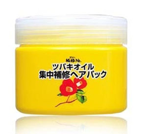 Kurobara Концентрированная маска Tsubaki Oil Чистое масло камелии для восстановления поврежденных волос с маслом камелии 300 гр.972997 Kurobara Концентрированная маска Tsubaki Oil Чистое масло камелии для восстановления поврежденных волос с маслом камелии 300 гр.972997Маска рекомендуется для тонких, сухих, ломких волос, а также волос, повреждённых окрашиванием и химической завивкой. За счёт входящего в состав масла семян камелии маска смягчает и питает волосы, компенсирует потерю естественной влаги, сглаживает поверхность волос, повышает прочность и эластичность, возвращает здоровый блеск тусклым безжизненным волосам. Благодаря удивительному свойству проникать в структуру волосяного стержня, масло восстанавливает повреждённые участки кутикулы волоса, усиливает защиту хрупких и ломких волос, препятствует появлению секущихся кончиков, повышает прочность и эластичность. Применение маски в комплексе с шампунем способствует интенсивному экспресс -восстановлению повреждённых волос за счёт глубокого моментального проникновения активных компонентов маски в структуру волоса. Усиливает защиту волос после окрашивания и химической завивки.