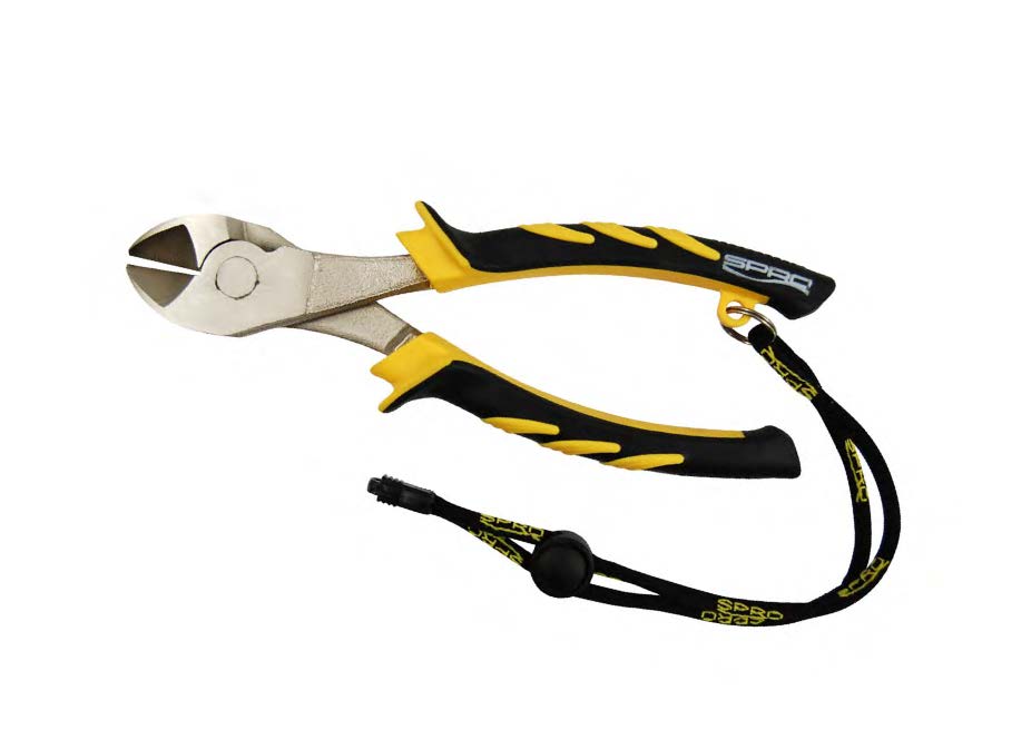 Инструмент рыболова SPRO Super Side Cutters, 20 см0044640 Инструмент рыболова SPRO Super Side Cutters, 20 см0044640Плоскогубцы рыболова SPRO Super Side Cutters выполнены из нержавеющей стали. Они предназначены для обрезки и отжима рыболовных крючков. Пластиковые ручки, оснащенные резиновыми вставками, оснащены кольцом. В это кольцо вставляется специальный регулируемый ремешок, который крепится на руке и, таким образом, не дает выскользнуть инструменту из ваших рук (входит в комплект). Такие плоскогубцы станут отличным выбором для рыболовов, любящих высокое качество инструмента. Длина инструмента: 20 см.