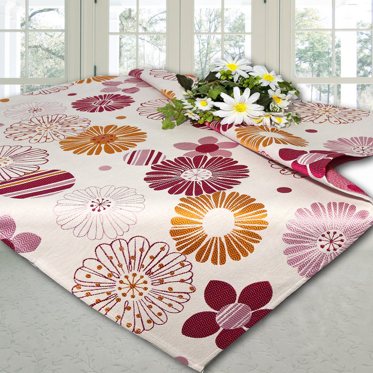 Скатерть Schaefer, квадратная, цвет: розовый, оранжевый, 85 x 85 см. 06665-10006665-100 Скатерть Schaefer, квадратная, цвет: розовый, оранжевый, 85 x 85 см. 06665-10006665-100Скатерть Schaefer выполнена из высококачественного полиэстера и оформлена цветочным принтом. У скатерти интересная фактура ткани, создающая объемный рисунок. Изделия из полиэстера легко стирать: они не мнутся, не садятся и быстро сохнут, они более долговечны, чем изделия из натуральных волокон. Скатерть Schaefer не останется без внимания ваших гостей, а вас будет ежедневно радовать ярким дизайном и несравненным качеством. Немецкая компания Schaefer создана в 1921 году. На протяжении всего времени существования она создает уникальные коллекции домашнего текстиля для гостиных, спален, кухонь и ванных комнат. Дизайнерские идеи немецких художников компании Schaefer воплощаются в текстильных изделиях, которые сделают ваш дом красивее и уютнее и не останутся незамеченными вашими гостями. Дарите себе и близким красоту каждый день! Изысканный текстиль от немецкой компании Schaefer - это красота, стиль и уют в вашем доме.