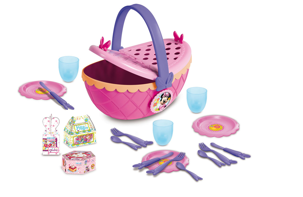 Игровой набор Minnie Mouse Picnic Set180635 Игровой набор Minnie Mouse Picnic Set180635Хотите устроить пикник? Тогда вам понадобится удобная корзина, в которую можно положить закуски, напитки и, конечно же, необходимые столовые приборы. Игровой набор Minnie Mouse Picnic Set содержит все, что нужно: 3 стаканчика, 3 тарелки, 3 ложки, 3 вилки, 3 ножа и 3 картонные коробочки с угощениями. Элементы набора выполнены из яркого пластика. Все они складываются в корзину для пикника. Корзина закрывается двумя откидывающимися крышками и оснащена ручкой для переноски. С таким набором можно смело отправляться со своими игрушками на пикник!