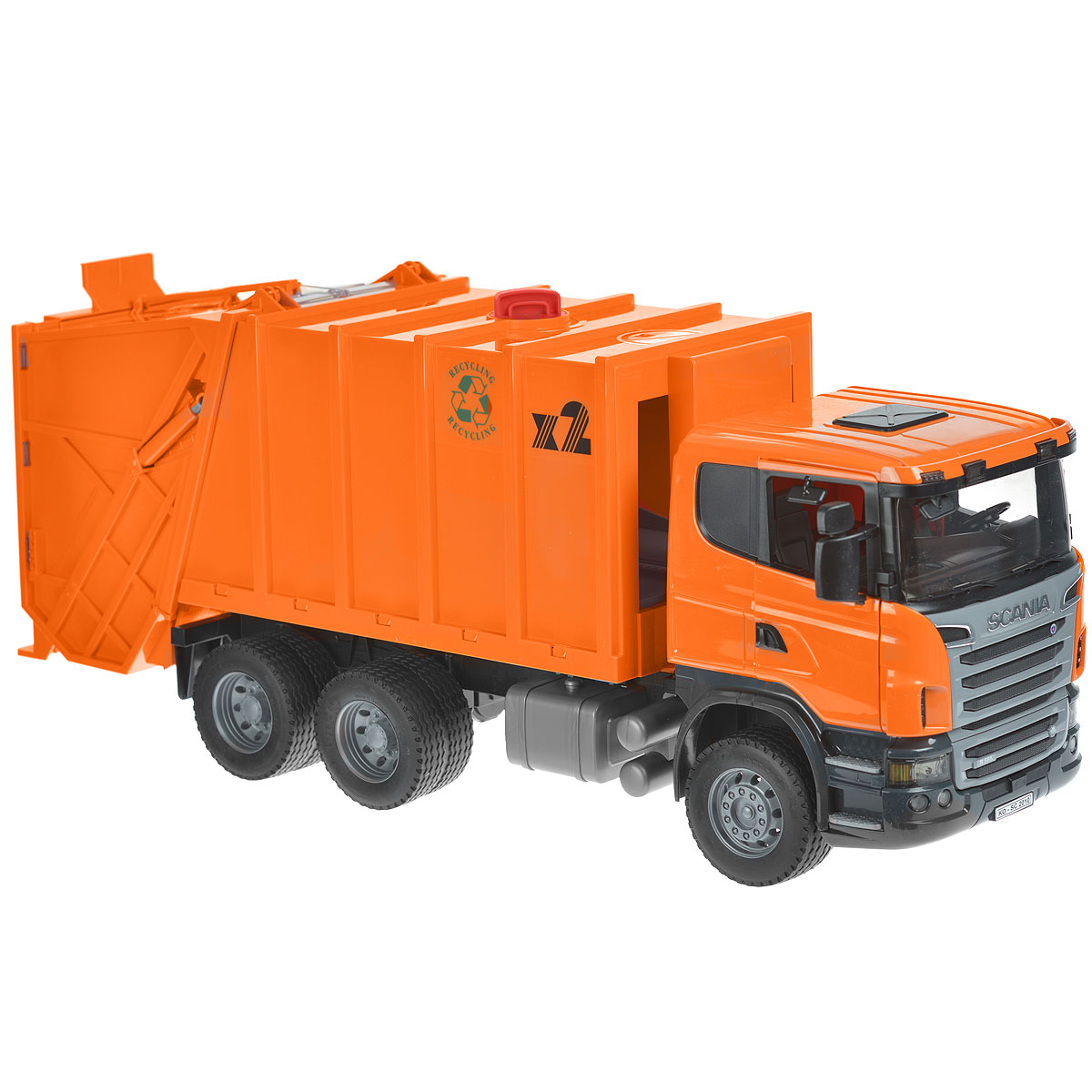 Bruder Мусоровоз Scania цвет оранжевый03-560 Bruder Мусоровоз Scania цвет оранжевый03-560Мусоровоз Bruder Scania, выполненный из прочного безопасного пластика оранжевого цвета, отлично подойдет ребенку для различных игр. Машина является уменьшенной копией мусоровоза фирмы Scania. Нет ничего удивительного в том, что это машина является одной из самых ведущих и продаваемых в этой серии грузовиков. С ее помощью можно убирать строительный мусор: перевозить камни, песок, ветки и другие грузы. Большое внимание уделено деталям: кабина водителя откидывается, имеет прозрачное ветровое стекло, изготовленное из небьющегося материала. Зеркала заднего вида можно сложить, а двери кабины открыть. Полный процесс погрузки и загрузки мусоровоза контролируется уникальным механизмом поворота рычага, мусорные баки можно также с легкостью очистить. Благодаря гибкой поддержки консоли та же самая процедура возможна и в самом контейнере для мусора. Процесс очищения очень прост: мусорные баки выталкиваются в опорную консоль, а затем мусор высыпается в основное корыто. Внутри контейнера есть...