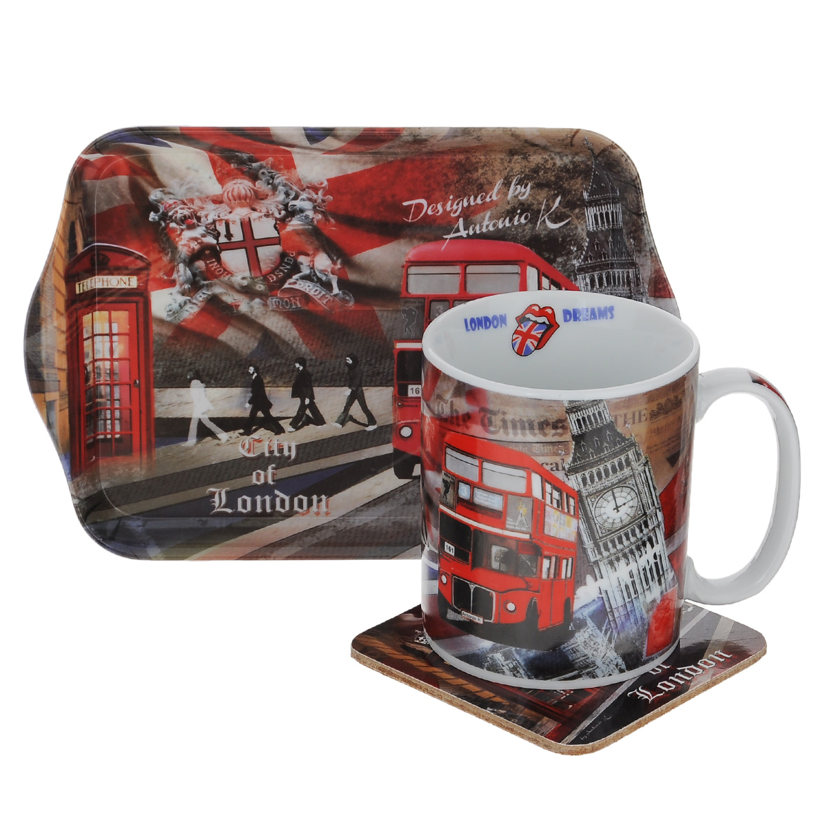 Набор чайный GiftnHome Лондон, 3 предметаM07066/3-L1 Набор чайный GiftnHome Лондон, 3 предметаM07066/3-L1Чайный набор GiftnHome Лондон состоит из кружки, подноса и подставки под кружку. Все изделия декорированы красочным изображением достопримечательностей Лондона. Кружка изготовлена из высококачественного фарфора и оснащена удобной ручкой. Поднос изготовлен из высококачественного пластика и предназначен для красивой сервировки стола. Подставка под кружку изготовлена из пробки. Ламинированное покрытие подставки обеспечивает стойкость к высоким температурам. Такая подставка защитит поверхность стола от загрязнений и воздействия высоких температур напитка. Оригинальный набор порадует вас своим дизайном и станет неизменным атрибутом чаепития. Чайный набор GiftnHome Лондон прекрасно подойдет в качестве сувенира и привнесет индивидуальности в обычную сервировку стола. Диаметр кружки: 8 см. Высота: 9,5 см. Объем: 360 мл. Размер подноса: 21 см х 14 см х 1,7 см. Размер подставки: 10 см х 10 см х 2 см.