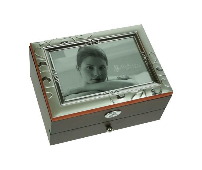 Шкатулка-фоторамка ювелирная MORETTO 2-х ярусная 18*13*10см39844 Шкатулка-фоторамка ювелирная MORETTO 2-х ярусная 18*13*10см39844Шкатулка Русские подарки MORETTO 39844 сохранит ваши ювелирные изделия в первозданном виде. С ней вы сможете внести в интерьер частичку элегантности. Данная модель выполнена из качественных материалов и станет оригинальным подарком.
