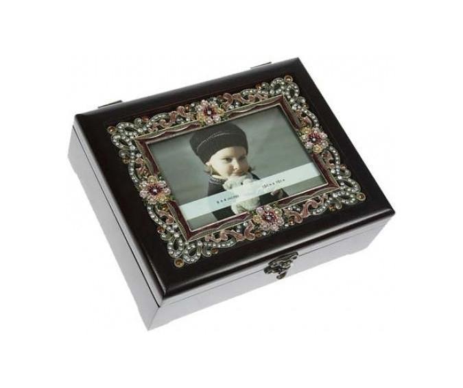 Шкатулка со стразами37191 Шкатулка со стразами37191Декоративная шкатулка со стразами Русские подарки 37191 сохранит ваши ювелирные изделия в первозданном виде. С ней вы сможете внести в интерьер частичку элегантности и ретро стиля. Данная модель выполнена из качественных материалов и станет оригинальным подарком.