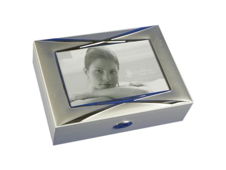 Шкатулка-фоторамка ювелирная MORETTO 18*13*5см39869 Шкатулка-фоторамка ювелирная MORETTO 18*13*5см39869Шкатулка Русские подарки MORETTO 39869 сохранит ваши ювелирные изделия в первозданном виде. С ней вы сможете внести в интерьер частичку элегантности. Данная модель выполнена из качественных материалов и станет оригинальным подарком.