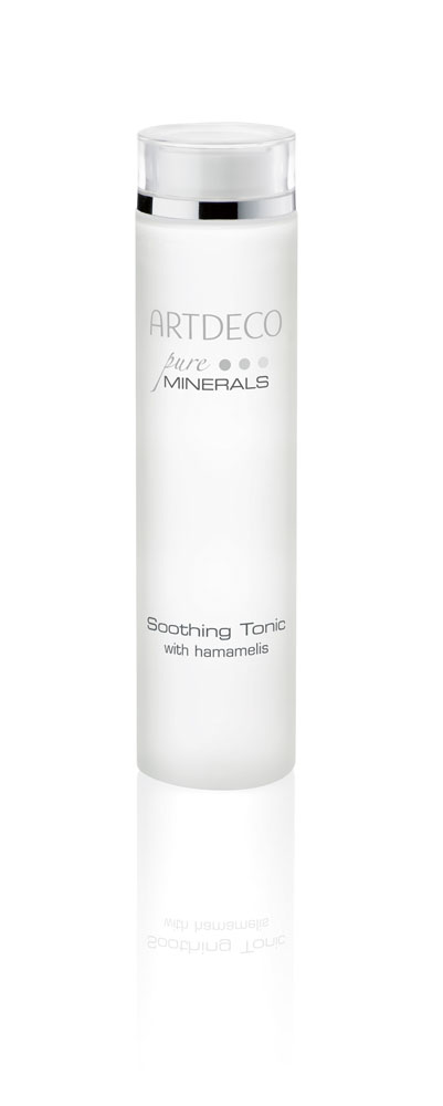 ARTDECO Успокаивающий тоник для лица Pure Minerals Soothing Tonic, 200 мл67252 ARTDECO Успокаивающий тоник для лица Pure Minerals Soothing Tonic, 200 мл67252Тоник Soothing Tonic с нежным, лёгким запахом, в состав которого входит экстракт гамамелиса, нежно очищает и поддерживает естественный водный баланс кожи. Благодаря успокаивающим ингредиентам, таким как гамамелис и кальций, входящим в состав тоника, кожа выглядит здоровой и свежей. Стянутость кожи, после применения средства, исчезает. Кальций увлажняет кожу и поддерживает клеточный обмен веществ, в то время как цинк действует успокаивающе, предотвращает покраснения и благотворно влияет на восстанавливающие процессы. Магний оказывает нормализующее и успокаивающие действие. Входящая в состав вода из цветков апельсина освежает и укрепляет кожу. Аллантоин ухаживает за кожей, делает её мягкой и гладкой. Не содержит алкоголь и парабены. Продукт прошел дерматологические испытания. Подходит для всех типов кожи, особенно для чувствительной кожи