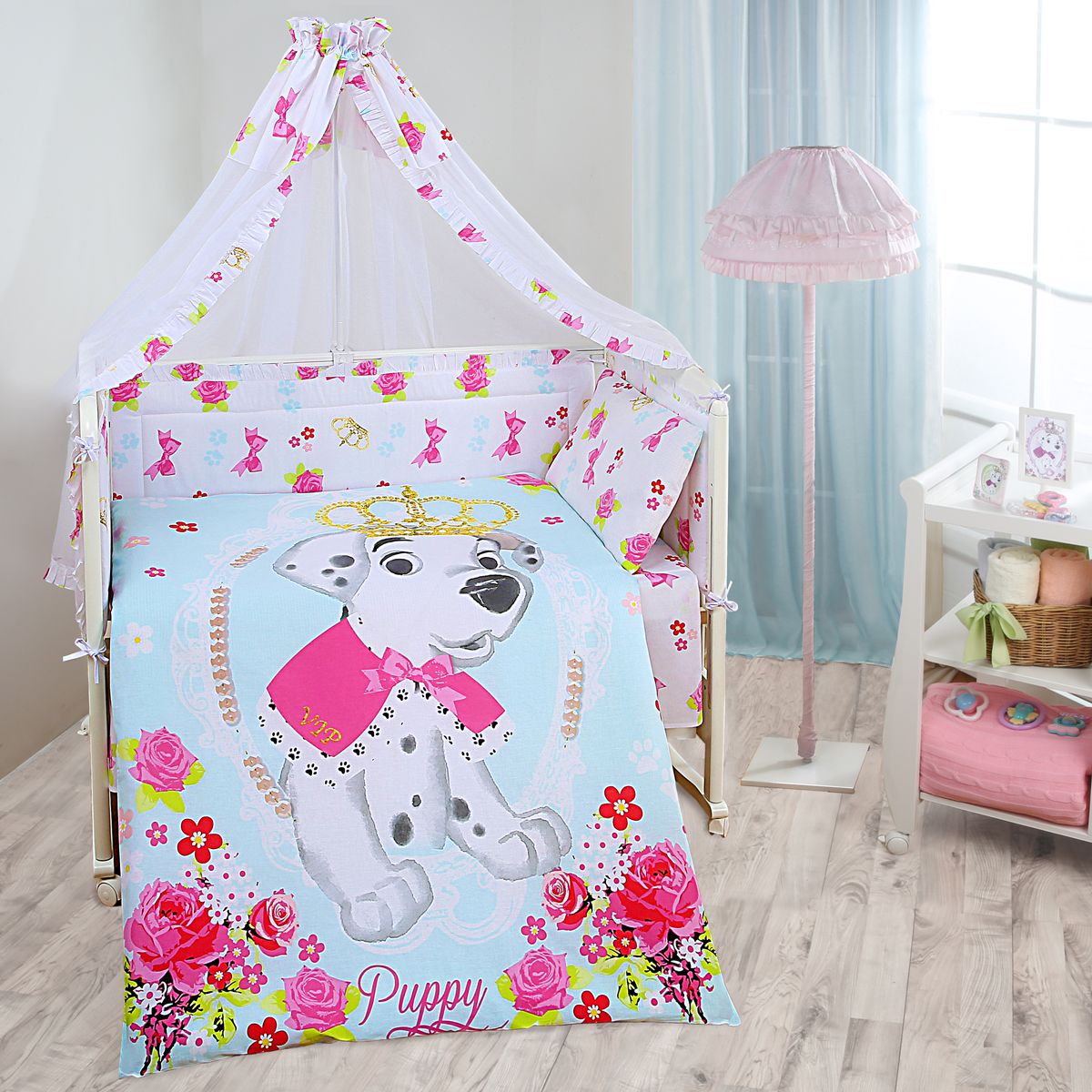 Комплект в кроватку Mona Liza Disney baby Далматинец винтаж, цвет: белый, 7 предметов521262 Комплект в кроватку Mona Liza Disney baby Далматинец винтаж, цвет: белый, 7 предметов521262Комплект в кроватку Mona Liza Disney baby Далматинец винтаж прекрасно подойдет для кроватки вашего малыша, добавит комнате уюта и согреет в прохладные дни. В качестве материала верха использован натуральный хлопок, мягкая ткань не раздражает чувствительную и нежную кожу ребенка и хорошо вентилируется. Бортик, подушка и одеяло наполнены 100% полиэфиром. Балдахин выполнен из 100% полиэфира с отделкой 100% хлопка. Комплект состоит из: бортиков 40 см х 60 см - 2 шт, 40 см х 120 см - 2 шт, балдахина 150 см х 300 см, плоской подушки 40 см х 60 см, зимнего одеяла 105 см х 140 см, пододеяльника 110 см х 145 см, наволочки 40 см х 60 см, простыни 100 см х 145 см. Элементы комплекта выполнены из 100% хлопка и оформлены аппликацией в виде забавного щенка далматинца. Очень важно, чтобы ваш малыш хорошо спал - это залог его здоровья, а значит вашего спокойствия. Согласно рекомендациям детских врачей, лучше всего...