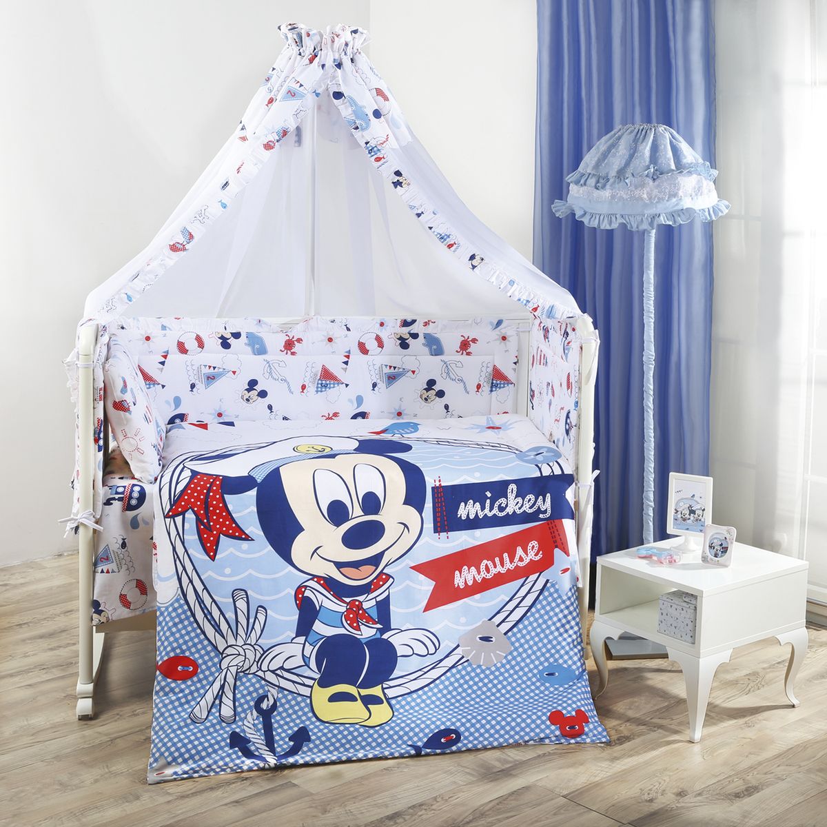 Комплект в кроватку Mona Liza Disney baby Микки морячок, цвет: голубой, 7 предметов521263 Комплект в кроватку Mona Liza Disney baby Микки морячок, цвет: голубой, 7 предметов521263Комплект в кроватку Mona Liza Disney baby Микки морячок прекрасно подойдет для кроватки вашего малыша, добавит комнате уюта и согреет в прохладные дни. В качестве материала верха использован натуральный хлопок, мягкая ткань не раздражает чувствительную и нежную кожу ребенка и хорошо вентилируется. Бортик, подушка и одеяло наполнены 100% полиэфиром. Балдахин выполнен из 100% полиэфира с отделкой 100% хлопка. Комплект состоит из: бортиков 40 см х 60 см - 2 шт, 40 см х 120 см - 2 шт, балдахина 150 см х 300 см, плоской подушки 40 см х 60 см, зимнего одеяла 105 см х 140 см, пододеяльника 110 см х 145 см, наволочки 40 см х 60 см, простыни 100 см х 145 см. Элементы комплекта выполнены из 100% хлопка и оформлены аппликацией в виде малыша Микки Мауса. Очень важно, чтобы ваш малыш хорошо спал - это залог его здоровья, а значит вашего спокойствия. Согласно рекомендациям детских врачей, лучше всего приобретать...