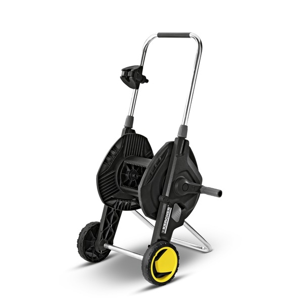 Тележка для шланга Karcher HT 4.500 2.645-170.02.645-170.0 Тележка для шланга Karcher HT 4.500 2.645-170.02.645-170.0Тележка Karcher 2.645-170 предназначена для организации системы полива, комфортной для пользователя. Больше не придется носить за собой шланг по всему участку. Он накручивается на барабан, предотвращая пережимание, изломы и перекручивание шланга. Для коротких шлангов есть специальный крюк. На тележке есть возможность закрепить распылитель, для более удобного хранения и полива, и угловой штуцер для прикрепления шланга. На ручке тележки имеется нескользящая накладка, длина ручки изменяется до нужного размера. Металлическая рамная конструкция и прочный барабан гарантируют надежность и продолжительный срок службы. Проста в использовании. На тележку возможно уместить: до 50 м шланга диаметром 13 мм (1/2); до 35 м шланга диаметром 15 мм (5/8); до 23 м шланга диаметром 19 мм (3/4). Шланг в комплект не входит. Размер тележки (в сложенном виде): 42 см х 34 см х 41 см. Высота ручки тележки (максимальная): 38 см.