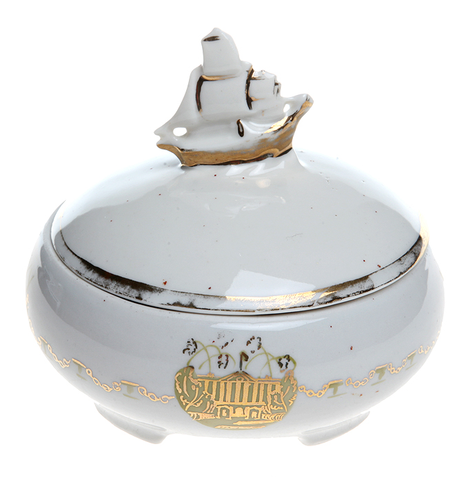 Шкатулка. Фарфор, роспись, позолота. ЛЗФИ. СССР, 1958-1967 гг.шк.ал.121 Шкатулка. Фарфор, роспись, позолота. ЛЗФИ. СССР, 1958-1967 гг.шк.ал.121Шкатулка. Фарфор, роспись, позолота. ЛЗФИ. СССР, 1958-1967 гг. Высота 11 см, диаметр 11,5 см. Синее подглазурное клеймо ЛЗФИ. Сохранность хорошая, потерта позолота.