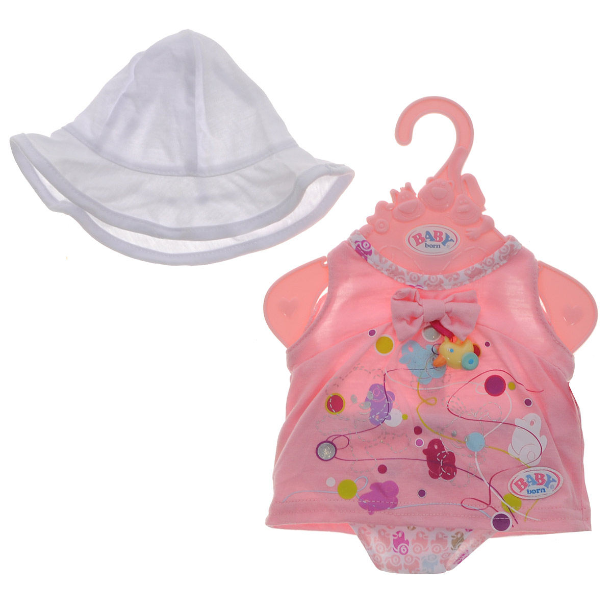 Baby Born Одежда для кукол Летний цвет розовый белый819-388_роз_бел панама Baby Born Одежда для кукол Летний цвет розовый белый819-388_роз_бел панамаКомплект Baby Born Летний включает розовое платье, трусики с веселым принтом и белую панаму, предназначенные для куклы Baby Born высотой 43 см. Платье застегивается сзади на липучку. Украшено оно яркими рисунками, а также дополнено декоративной пластиковой подвеской в виде утенка. Комплект поставляется вместе с оригинальной вешалкой, поэтому у маленькой мамы не будет забот, как хранить эту одежду.