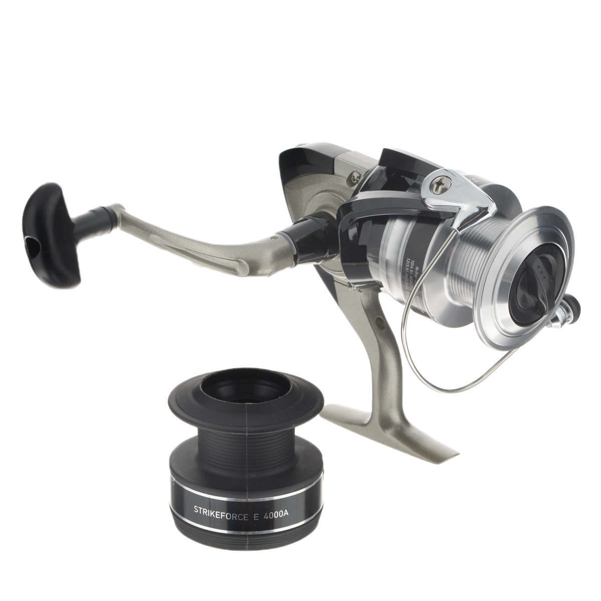Катушка безынерционная Daiwa Strikeforce E 4000 A0049508 Катушка безынерционная Daiwa Strikeforce E 4000 A0049508Daiwa Strikeforce E 4000 A - это наше новое предложение для начинающих рыболовов. В катушке применена технология Daiwa Twistbuster для ролика лесоукладывателя, которая призвана устранить проблему с перекручиванием лески во время ловли. Разумеется, в катушках Strikeforce E также используется технология обработки шестерен Digigear. В комплекте дополнительная шпуля. Вес катушки: 390 г. Емкость шпули: 0,3 мм - 270 м, 0,32 - 240 м, 0,35 мм - 190 м. Намотка за оборот ручкой: 94 см.