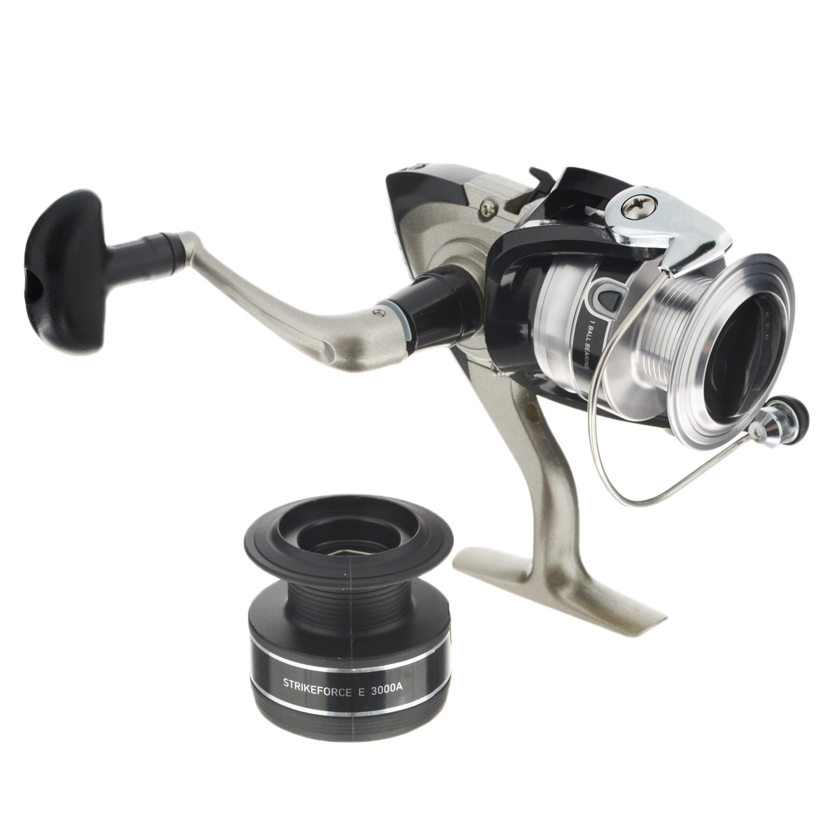 Катушка безынерционная Daiwa Strikeforce E 3000 A0049507 Катушка безынерционная Daiwa Strikeforce E 3000 A0049507Daiwa Strikeforce E 3000 A - это наше новое предложение для начинающих рыболовов. В катушке применена технология Daiwa Twistbuster для ролика лесоукладывателя, которая призвана устранить проблему с перекручиванием лески во время ловли. Разумеется, в катушках Strikeforce E также используется технология обработки шестерен Digigear. В комплекте дополнительная шпуля. Вес катушки: 300 г. Емкость шпули: 0,28 мм - 220 м, 0,3 - 185 м, 0,32 мм - 155 м. Намотка за оборот ручкой: 79 см.