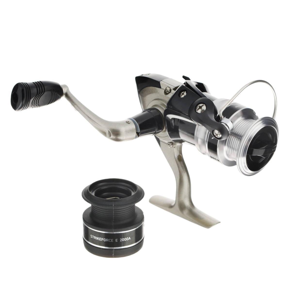 Катушка безынерционная Daiwa Strikeforce E 2000 A0049505 Катушка безынерционная Daiwa Strikeforce E 2000 A0049505Daiwa Strikeforce E 2000 A - это наше новое предложение для начинающих рыболовов. В катушке применена технология Daiwa Twistbuster для ролика лесоукладывателя, которая призвана устранить проблему с перекручиванием лески во время ловли. Разумеется, в катушках Strikeforce E также используется технология обработки шестерен Digigear. В комплекте дополнительная шпуля. Вес катушки: 270 г. Емкость шпули: 0,25 мм - 125 м, 0,28 - 100 м, 0,3 мм - 85 м. Намотка за оборот ручкой: 70 см.