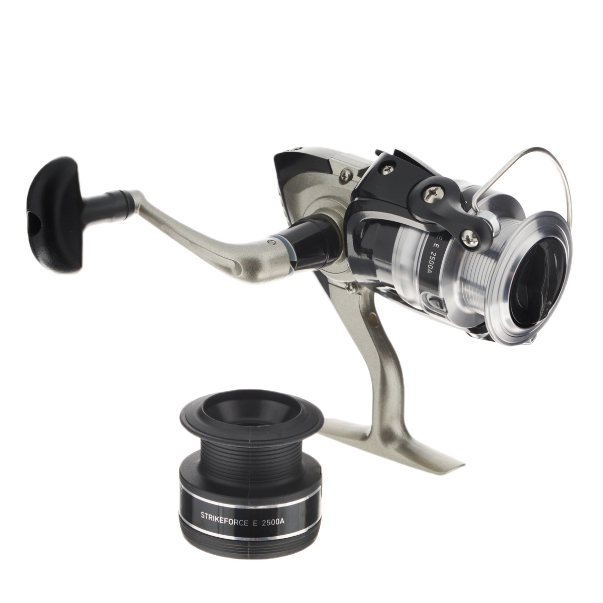 Катушка безынерционная Daiwa Strikeforce E 2500 A0049506 Катушка безынерционная Daiwa Strikeforce E 2500 A0049506Daiwa Strikeforce E 2500 A - это наше новое предложение для начинающих рыболовов. В катушке применена технология Daiwa Twistbuster для ролика лесоукладывателя, которая призвана устранить проблему с перекручиванием лески во время ловли. Разумеется, в катушках Strikeforce E также используется технология обработки шестерен Digigear. В комплекте дополнительная шпуля. Вес катушки: 300 г. Емкость шпули: 0,25 мм - 190 м, 0,28 - 155 м, 0,3 мм - 130 м. Намотка за оборот ручкой: 79 см.