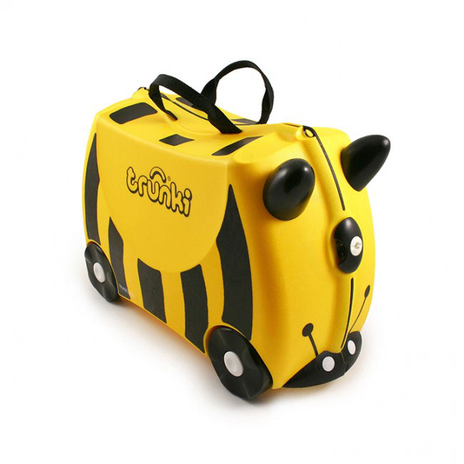 Trunki Чемодан-каталка Пчела0044-GB01-P1 Trunki Чемодан-каталка Пчела0044-GB01-P1Детский чемодан-каталка Trunki Пчела - оригинальный чемодан на колесах, созданный, чтобы избавить маленьких путешественников от скуки и усталости. Корпус чемодана выполнен в форме седла, чтобы маленькому наезднику было комфортно сидеть. Расцветка такого чемодана- каталки похожа на маленькую пчелку. А когда катишься на нем, представляется, что летишь на спине этого насекомого. Малыш может держаться за специальные рожки на передней части чемодана. Форма рожек специально разработана для детских ручек. Чемодан имеет 4 колеса и стабилизаторы, которые не позволят чемодану опрокинуться. Для переноски у чемодана предусмотрены 2 текстильные ручки, а также ремень через плечо, который можно использовать для буксировки чемодана. Чемодан содержит вместительное отделение с фиксирующейся Х- образной резинкой. Также в чемодане имеется длинный кармашек для мелочей. Закрывается чемодан на две защелки. Крышка чемодана плотно прилегает к основанию, уплотнитель между ними не позволит...