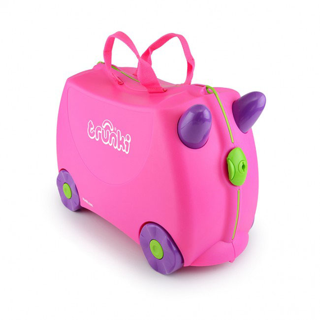 Trunki Чемодан-каталка цвет розовый фиолетовый0061-GB01-P1 Trunki Чемодан-каталка цвет розовый фиолетовый0061-GB01-P1Детский чемодан-каталка Trunki - оригинальный чемодан на колесах, созданный, чтобы избавить маленьких путешественников от скуки и усталости. Корпус чемодана выполнен в форме седла, чтобы маленькому наезднику было комфортно сидеть. Малыш может держаться за специальные рожки на передней части чемодана. Форма рожек специально разработана для детских ручек. Чемодан имеет 4 колеса и стабилизаторы, которые не позволят чемодану опрокинуться. Для переноски у чемодана предусмотрены 2 текстильные ручки, а также ремень через плечо, который можно использовать для буксировки чемодана. Чемодан содержит вместительное отделение с фиксирующейся Х-образной резинкой. Также в чемодане имеется длинный кармашек для мелочей. Закрывается чемодан на две защелки. Крышка чемодана плотно прилегает к основанию, уплотнитель между ними не позволит мелким предметам выпасть из него. Многофункциональный детский чемодан, с которым можно и поиграть, и отправиться в путешествие....