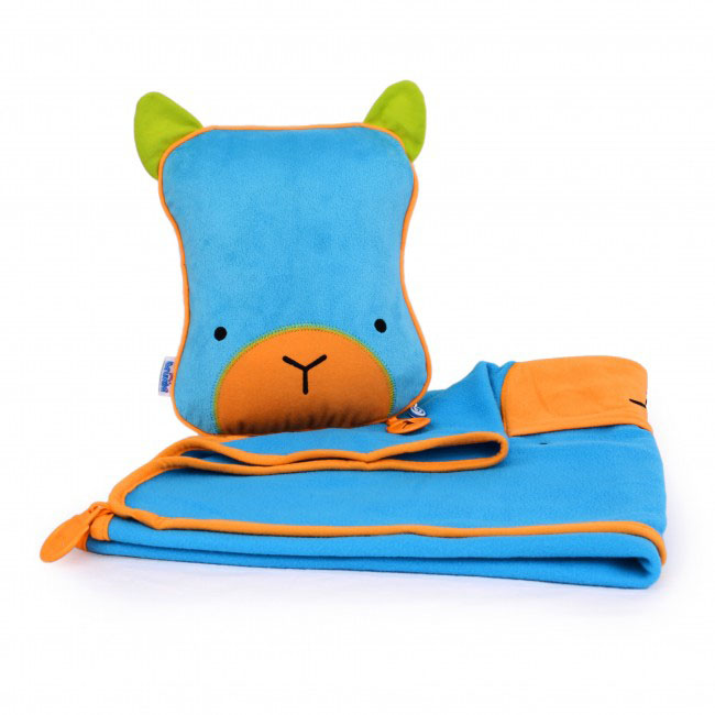 Дорожный набор Trunki Bert, 3в1, цвет: голубой, зеленый0073-GB01 Дорожный набор Trunki Bert, 3в1, цвет: голубой, зеленый0073-GB01Удивительно полезный дорожный набор Trunki Bert должен быть у каждого маленького путешественника. Подушку с пледом внутри, легко и просто можно брать с собой в самолет, поезд или машину. Ваш малыш теперь будет с комфортом спать в дороге, положив головку на мягкую надувную подушку и укрывшись одеялом. Подушка выполнена в виде забавной рожицы. Набор укомплектован надувной вставкой, превращающейся в подушку. На пледе есть специальный кармашек, куда можно посадить свою любимую игрушку. Комплект имеет уникальное крепление Trunki Grip, соединяющее одеяло и подушку, чтобы вам не приходилось часто укрывать вашего малыша. Рекомендуемый возраст: от 2 лет. Размер подушки: 26 см х 21 см. Размер пледа: 70 см х 90 см.