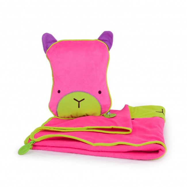 Дорожный набор Trunki Betsy, 3в1, цвет: розовый, фиолетовый0074-GB01 Дорожный набор Trunki Betsy, 3в1, цвет: розовый, фиолетовый0074-GB01Удивительно полезный дорожный набор Trunki Betsy должен быть у каждого маленького путешественника. Подушку с пледом внутри, легко и просто можно брать с собой в самолет, поезд или машину. Ваш малыш теперь будет с комфортом спать в дороге, положив головку на мягкую надувную подушку и укрывшись одеялом. Подушка выполнена в виде забавной рожицы. Набор укомплектован надувной вставкой, превращающейся в подушку. На пледе есть специальный кармашек, куда можно посадить свою любимую игрушку. Комплект имеет уникальное крепление Trunki Grip, соединяющее одеяло и подушку, чтобы вам не приходилось часто укрывать вашего малыша. Рекомендуемый возраст: от 2 лет. Размер подушки: 26 см х 21 см. Размер пледа: 70 см х 90 см.