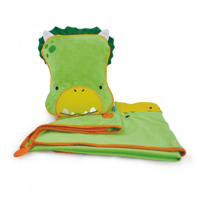 Дорожный набор Trunki Dudley, 3в1, цвет: зеленый, желтый0076-GB01 Дорожный набор Trunki Dudley, 3в1, цвет: зеленый, желтый0076-GB01Удивительно полезный дорожный набор Trunki Dudley должен быть у каждого маленького путешественника. Подушку с пледом внутри, легко и просто можно брать с собой в самолет, поезд или машину. Ваш малыш теперь будет с комфортом спать в дороге, положив головку на мягкую надувную подушку и укрывшись одеялом. Подушка выполнена в виде забавной рожицы крокодила. Набор укомплектован надувной вставкой, превращающейся в подушку. На пледе есть специальный кармашек, куда можно посадить свою любимую игрушку. Комплект имеет уникальное крепление Trunki Grip, соединяющее одеяло и подушку, чтобы вам не приходилось часто укрывать вашего малыша. Рекомендуемый возраст: от 2 лет. Размер подушки: 26 см х 21 см. Размер пледа: 70 см х 90 см.