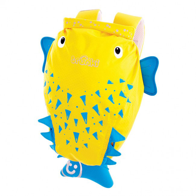 Детский рюкзак для бассейна и пляжа Trunki Рыба-пузырь, цвет: желтый, голубой, 7,5 л0111-GB01 Детский рюкзак для бассейна и пляжа Trunki Рыба-пузырь, цвет: желтый, голубой, 7,5 л0111-GB01Детский рюкзак для бассейна и пляжа Trunki Рыба-пузырь - великолепный подарок для маленьких спортсменов и путешественников. Выполнен из прочного и водоотталкивающего материала в виде рыбки-пузырь желтого цвета с голубыми плавниками. Рюкзак состоит из вместительного отделения, закрывающегося с помощью скрутки, которая также сохранит содержимое и защитит от проникновения воды. Благодаря широкой горловине рюкзака в него очень удобно складывать вещи. Конструкция спинки дополнена противоскользящей сеточкой и системой вентиляции для предотвращения запотевания спины ребенка. Мягкие широкие лямки позволяют легко и быстро отрегулировать рюкзак в соответствии с ростом. На правой лямке рюкзака предусмотрено специальное крепление Trunki grip, с помощью которого можно подвесить детские солнцезащитные очки. Рюкзак оснащен петлей для подвешивания. Также имеет светоотражающие элементы и карман в виде плавника, куда можно положить различные мелочи. Рюкзак Trunki...