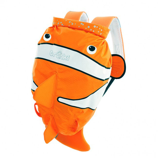 Детский рюкзак для бассейна и пляжа Trunki Рыба-клоун, цвет: оранжевый, белый, 7,5 л0112-GB01 Детский рюкзак для бассейна и пляжа Trunki Рыба-клоун, цвет: оранжевый, белый, 7,5 л0112-GB01Детский рюкзак для бассейна и пляжа Trunki Рыба-клоун - великолепный подарок для маленьких спортсменов и путешественников. Выполнен из прочного и водоотталкивающего материала в виде рыбы оранжевого цвета с плавниками. Рюкзак состоит из вместительного отделения, закрывающегося с помощью скрутки, которая также сохранит содержимое и защитит от проникновения воды. Благодаря широкой горловине рюкзака в него очень удобно складывать вещи. Конструкция спинки дополнена противоскользящей сеточкой и системой вентиляции для предотвращения запотевания спины ребенка. Мягкие широкие лямки позволяют легко и быстро отрегулировать рюкзак в соответствии с ростом. На правой лямке рюкзака предусмотрено специальное крепление Trunki grip, с помощью которого можно подвесить детские солнцезащитные очки. Рюкзак оснащен петлей для подвешивания. Также имеет светоотражающие элементы и карман в виде плавника, куда можно положить различные мелочи. Рюкзак Trunki Рыба-клоун прекрасно...
