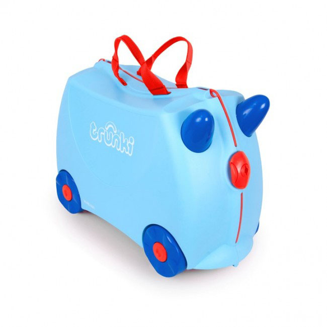 Trunki Чемодан-каталка Джоржд0166-GB01 Trunki Чемодан-каталка Джоржд0166-GB01Детский чемодан-каталка Trunki Джоржд - оригинальный чемодан на колесах, созданный, чтобы избавить маленьких путешественников от скуки и усталости. Корпус чемодана выполнен в форме седла, чтобы маленькому наезднику было комфортно сидеть. Чемодан представлен в голубом цвете. Малыш может держаться за специальные рожки на передней части чемодана. Форма рожек специально разработана для детских ручек. Чемодан имеет 4 колеса и стабилизаторы, которые не позволят чемодану опрокинуться. Для переноски у чемодана предусмотрены 2 текстильные ручки, а также ремень через плечо, который можно использовать для буксировки чемодана. Чемодан содержит вместительное отделение с фиксирующейся Х- образной резинкой. Также в чемодане имеется длинный кармашек для мелочей. Закрывается чемодан на две защелки. Крышка чемодана плотно прилегает к основанию, уплотнитель между ними не позволит мелким предметам выпасть из него. Чемодан-каталка Trunki Джоржд поможет ребенку не...