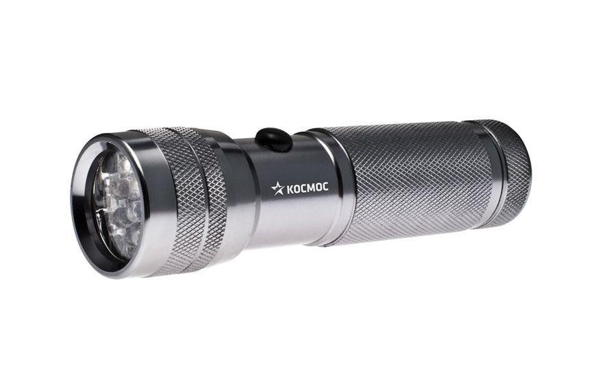 Фонарь светодиодный Космос. M3712-C-LEDKOC-M3712-C-LED Фонарь светодиодный Космос. M3712-C-LEDKOC-M3712-C-LEDПротивоударный ручной фонарь Kosmos KOC-M3712-C-LED удобен для использования как дома, так и на природе. Материалом корпуса является алюминий. Источником света выступают 12 светодиодные лампы. Уплотнительные кольца из резины предотвращают попадание влаги. Длина свечения - 50 метров. Время работы - 50 часов. Характеристики: Материал: анодированный алюминий, стекло, пластик. Размер фонаря: 12 см х 3 см х 3 см. Тип лампочки: LED. Мощность: 0,5 W. Количество лампочек: 12 шт. Время непрерывной работы (при использовании алкалиновых батареек): до 25 ч. Производитель: Россия. Изготовитель: Китай. Артикул: M3712-C-LED. Работает от 3 батарей типа ААА (входят в комплект). Космос - российский бренд электротоваров, созданный, чтобы обеспечить отечественного покупателя качественной энергосберегающей и энергоэффективной продукцией в категориях: Лампы, светильники Сезонные электротовары Элементы питания,...