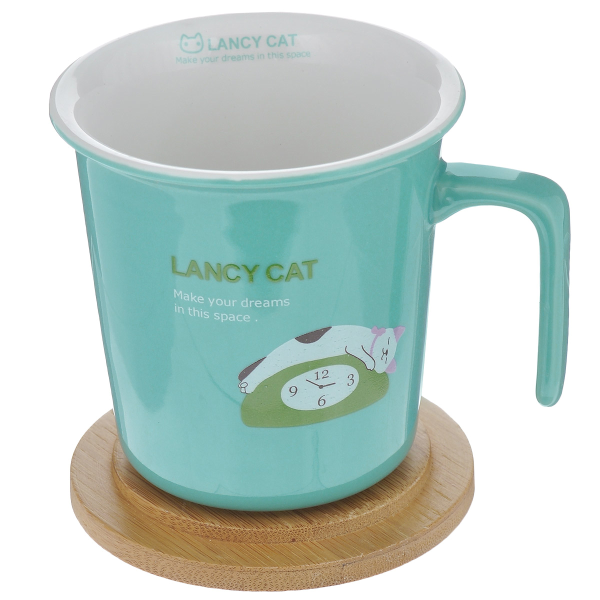 Кружка Lillo Lancy Cat, с бамбуковой крышкой, цвет: бирюзовый, 220 мл215015 (A) Кружка Lillo Lancy Cat, с бамбуковой крышкой, цвет: бирюзовый, 220 мл215015 (A)Кружка Lillo Lancy Cat выполнена из высококачественной керамики и украшена изображением кошки. Кружка имеет удобную оригинальную ручку. В комплект входит бамбуковая крышка, которую можно использовать также в качестве подставки. Кружка Lillo Lancy Cat порадует вас ярким дизайном и функциональностью, а пить чай или кофе из нее станет еще приятнее. Подходит для мытья в посудомоечной машине, а также для использования в микроволновых и конвекционных печах. Объем: 220 мл. Диаметр кружки по верхнему краю: 8,5 см. Высота кружки: 8,5 см. Диаметр крышки: 9 см.