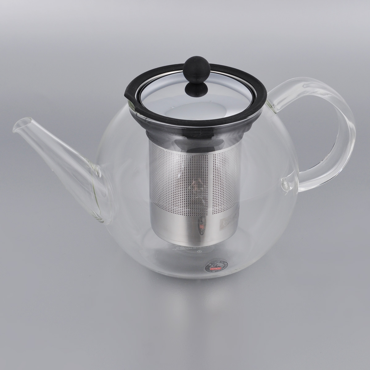 Френч-пресс Bodum Shin Cha, 1 л1803-16 Френч-пресс Bodum Shin Cha, 1 л1803-16Френч-пресс Bodum Shin Cha выполнен из термостойкого стекла. Чайник оснащен фильтром-сеткой и прессом, выполненными из нержавеющей стали. Засыпая чайную заварку в фильтр-сетку и заливая ее горячей водой, вы получаете ароматный чай с оптимальной крепостью и насыщенностью. Остановить процесс заварки чая легко. Для этого нужно просто опустить поршень, и заварка уйдет вниз, оставляя вверху напиток, готовый к употреблению. Френч-пресс Bodum Shin Cha займет достойное место на вашей кухне и позволит вам заварить свежий, ароматный чай. Диаметр (по верхнему краю): 9 см. Высота (без учета крышки): 12,5 см.