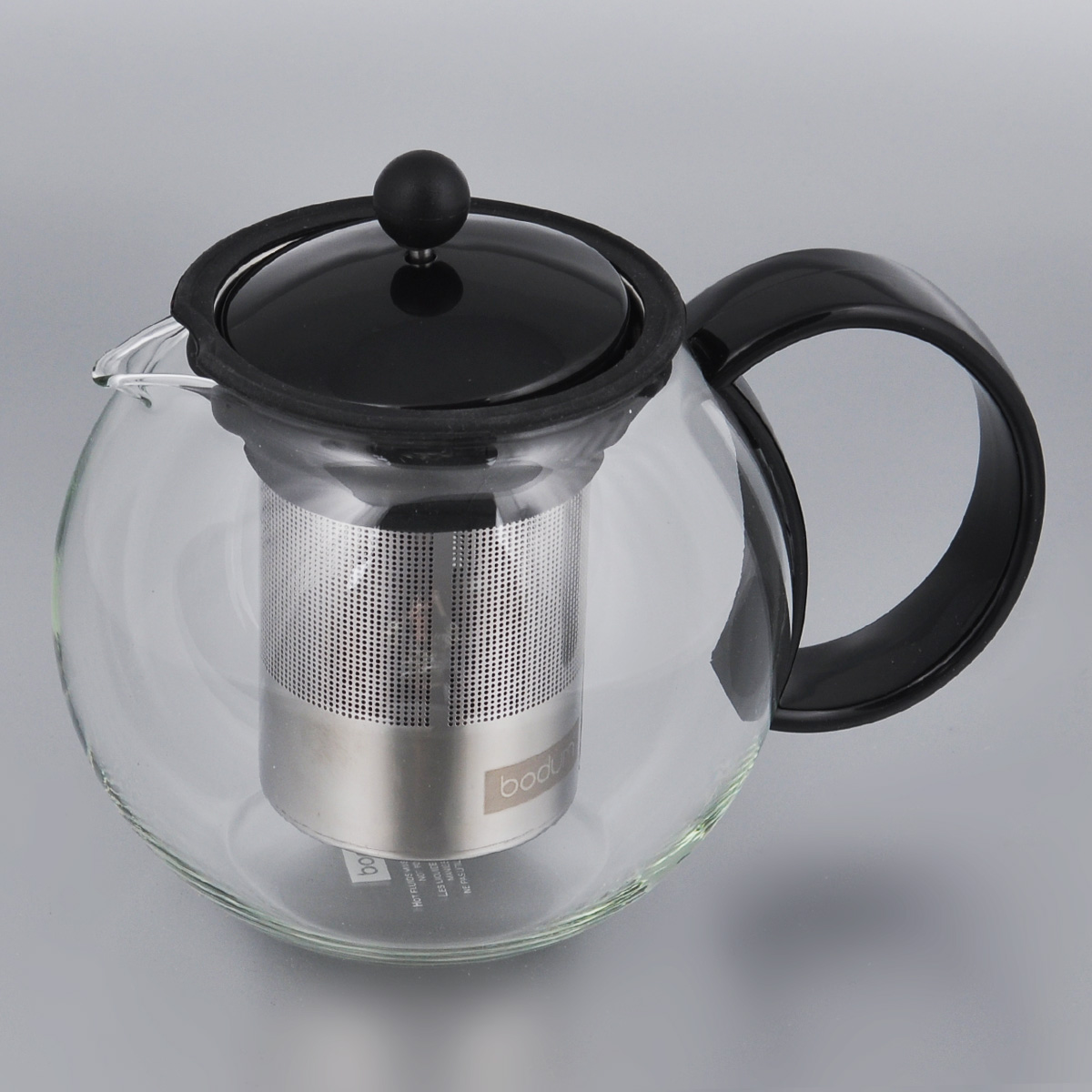 Френч-пресс Bodum Assam, 1 л. 1805-011805-01 Френч-пресс Bodum Assam, 1 л. 1805-011805-01Заварочный чайник Bodum Assam выполнен из термостойкого стекла. Чайник оснащен фильтром-сеткой и прессом, выполненными из нержавеющей стали и пластика. Засыпая чайную заварку в фильтр-сетку и заливая ее горячей водой, вы получаете ароматный чай с оптимальной крепостью и насыщенностью. Остановить процесс заварки чая легко. Для этого нужно просто опустить поршень, и заварка уйдет вниз, оставляя вверху напиток, готовый к употреблению. Чайник снабжен крышкой и удобной ручкой. Заварочный чайник Bodum Assam займет достойное место на вашей кухне и позволит вам заварить свежий, ароматный чай. Можно мыть в посудомоечной машине. Диаметр чайника (по верхнему краю): 9 см. Высота чайника (без учета крышки): 12,5 см.