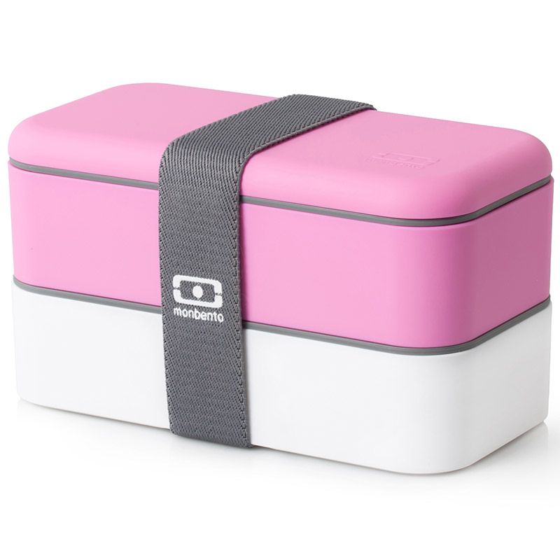Ланчбокс Monbento Original, цвет: розовый, белый, 1 л1200 02 106 Ланчбокс Monbento Original, цвет: розовый, белый, 1 л1200 02 106Ланчбокс Monbento Original изготовлен из высококачественного пищевого пластика с приятным на ощупь прорезиненным покрытием soft-touch. Предназначен для хранения и переноски пищевых продуктов. Ланчбокс представляет собой два прямоугольных контейнера, в которых удобно хранить различные блюда. В комплекте также предусмотрена емкость для соуса, которая удобно помещается в одном из контейнеров. Контейнеры вакуумные, что позволяет продуктам дольше оставаться свежими и вкусными. Боксы дополнительно фиксируются друг над другом эластичным ремешком. Компактные размеры позволят хранить ланчбокс в любой сумке. Его удобно взять с собой на работу, отдых, в поездку. Теперь любимая домашняя еда всегда будет под рукой, а яркий дизайн поднимет настроение и подарит заряд позитива. Можно использовать в микроволновой печи и для хранения пищи в холодильнике, можно мыть в посудомоечной машине. В крышке каждого контейнера - специальная пробка, которую надо вытащить, если вы разогреваете...