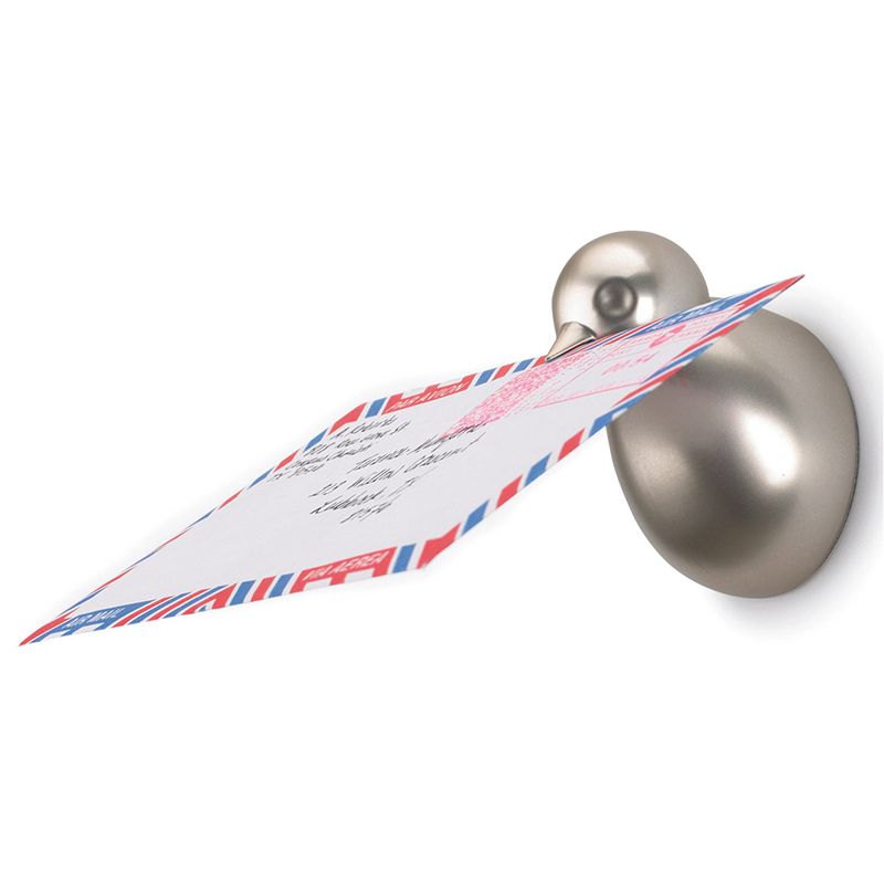 Вешалки с магнитами Umbra Birdie, 3 шт318117-410 Вешалки с магнитами Umbra Birdie, 3 шт318117-410Настенные вешалки с магнитами Umbra Birdie обладают потрясающей способностью навести порядок во всех мелочах за считанные минуты. Вешалки выполнены из металла с серебристым покрытием в виде птичек. Птички магнитные и притягивают все металлические мелочи, а в клювике отлично помещаются письма и бумаги. Крепежные элементы для монтажа к стене входят в комплект. Размер вешалки: 5 см х 5 см х 7 см.