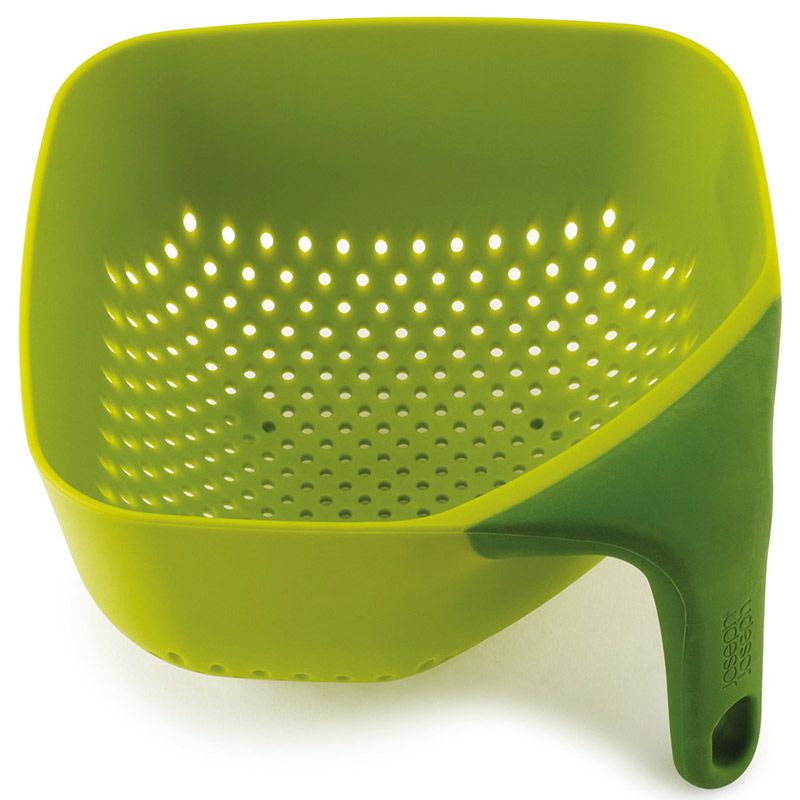 Дуршлаг Joseph Joseph Square Colander, цвет: зеленый, 16 см х 16 см40046 Дуршлаг Joseph Joseph Square Colander, цвет: зеленый, 16 см х 16 см40046Квадратный дуршлаг Joseph Joseph Square Colander изготовлен из прочного пищевого пластика. Изделие имеет три удобные ножки для лучшей устойчивости, а также ручку эргономичной формы. Благодаря особой форме отверстий оттуда быстро выливается вся жидкость. Форма для дуршлага необычная, но это делает его уникальным предметом, который призван облегчить работу на кухне. Красивый и удобный дуршлаг Joseph Joseph Square Colander станет достойным дополнением к вашим кухонным аксессуарам. Можно мыть в посудомоечной машине. Размер: 16 см х 16 см х 8,5 см.